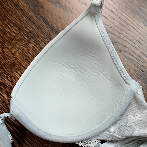 Set of two Victoria Secret Angels Lacey Bras - Picture 12 of 13